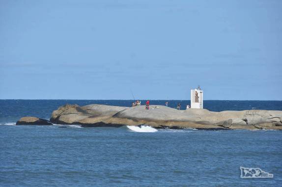 Monumento na ponta de pedra da Punta del Diablo, no litoral do Uruguai